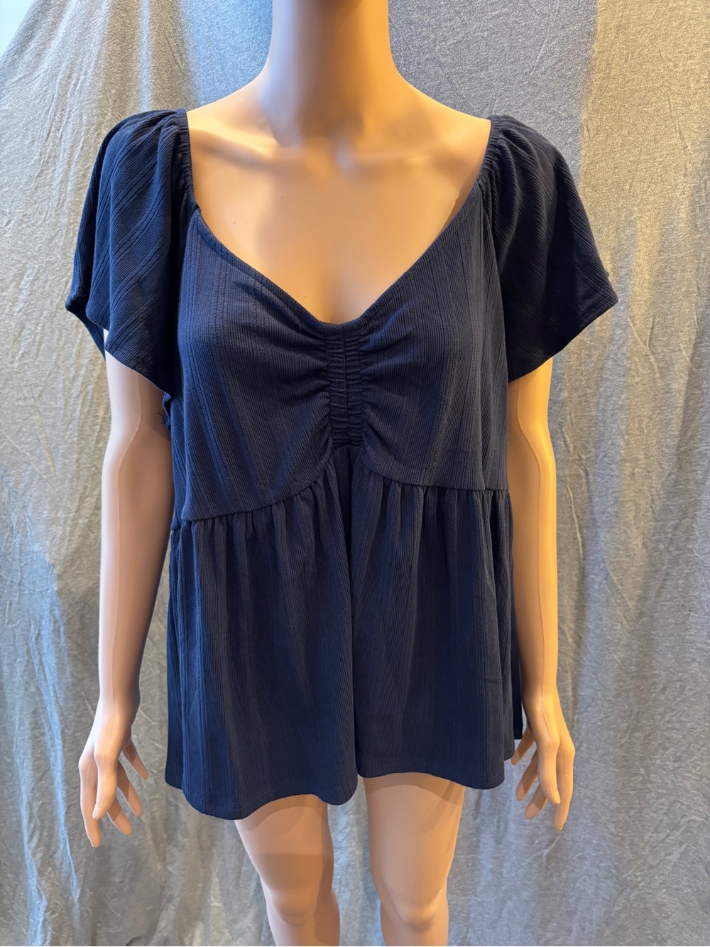 torrid Navy Ruched V-Neck Flutter Sleeve Blouse - Picture 2 of 3